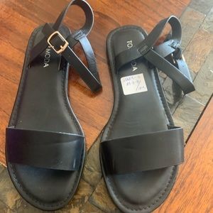 Fun low sandals